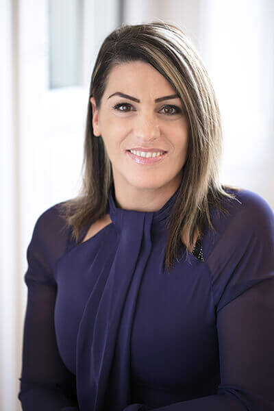 Portrait de Sabrina Reghis, secrétaire médicale au sein de la clinique de chirurgie esthétique "Concept Clinic" à Genève