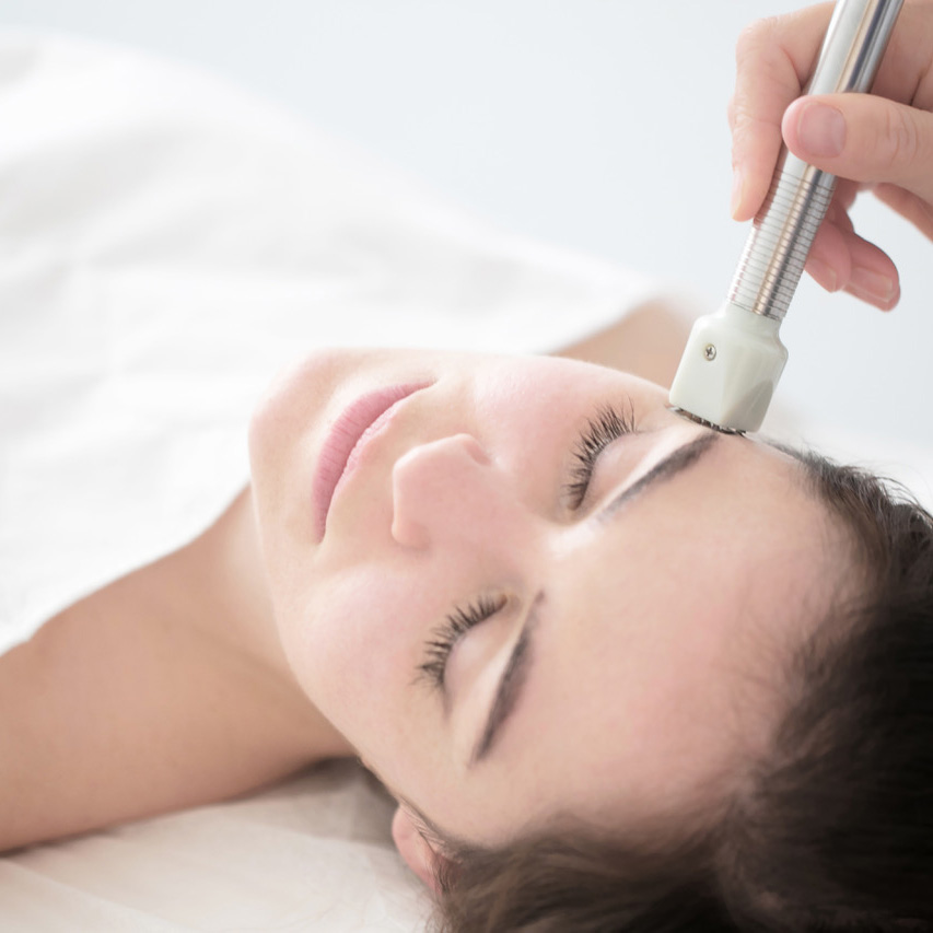 Photo d'une patiente et du Dr. Schlaudraff pratiquant de la radiofréquence fractora comme traitement esthétique chez Concept Clinic