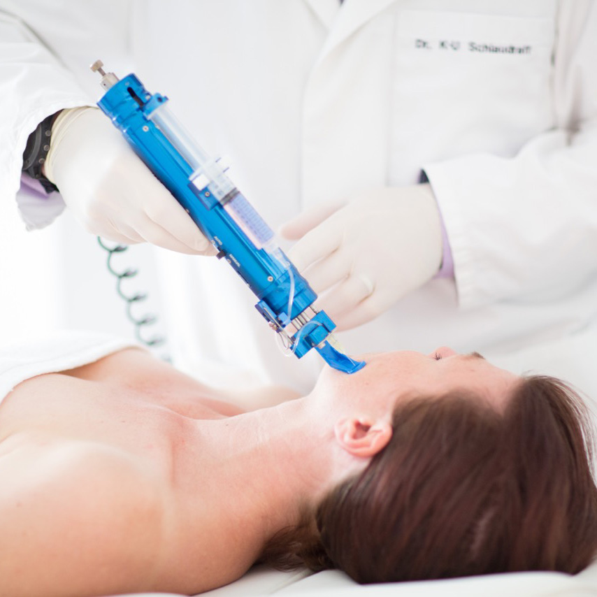 Photo d'une patiente et du Dr. Schlaudraff utilisant la méthode PRP (plasma enrichi en plaquettes) comme traitement esthétique des rides et du vieillissement chez Concept Clinic